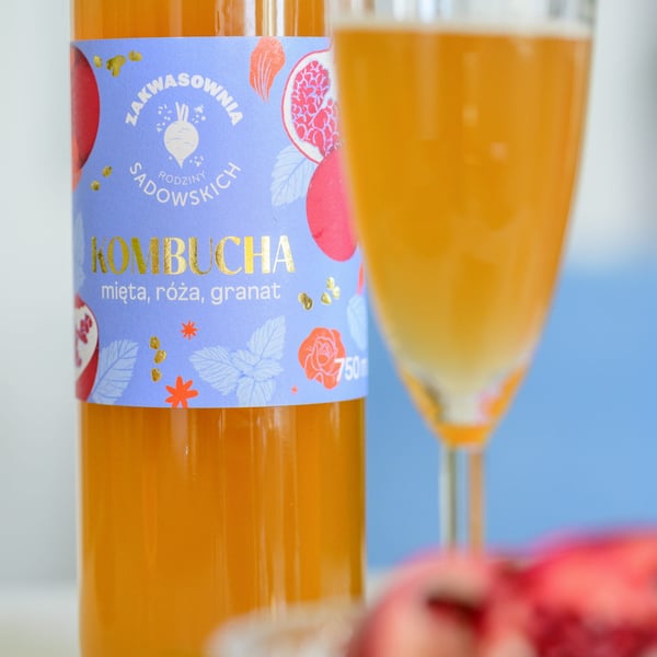 Kombucha med mynta, ros och granatäpple