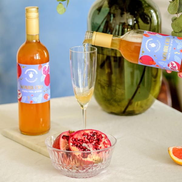 Kombucha med mynta, ros och granatäpple