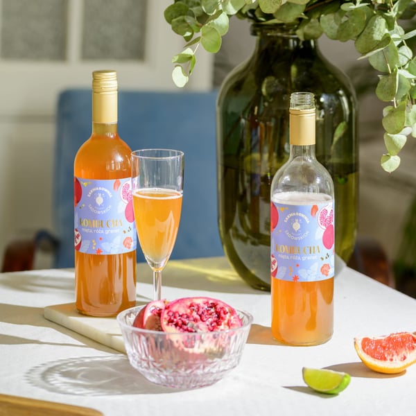 Kombucha med mynta, ros och granatäpple