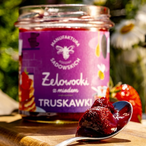 Żelowockia hunaja-mansikoilla