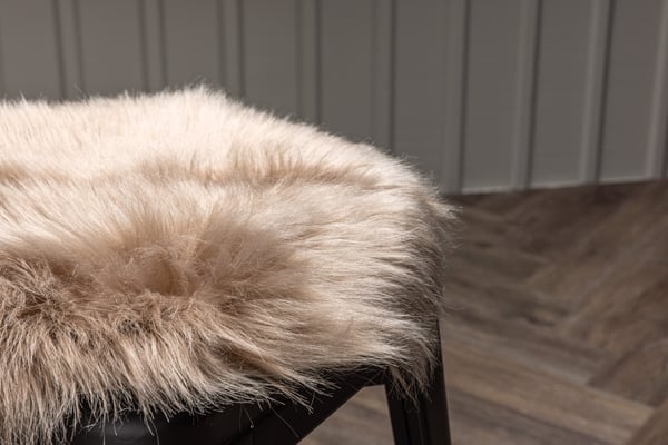 Tuolityyny, Katy polyesterinen tekoturkis, 34 cm, ruskea