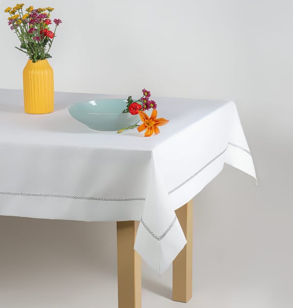 Duklöpare 50x100 silvervit Guipure med silverdetaljer