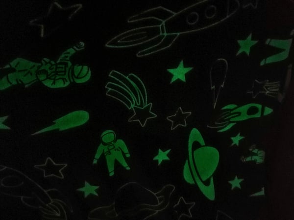 Loistelava peitto pimeässä 150x200 cm Planeetat avaruudessa fluoresenssi