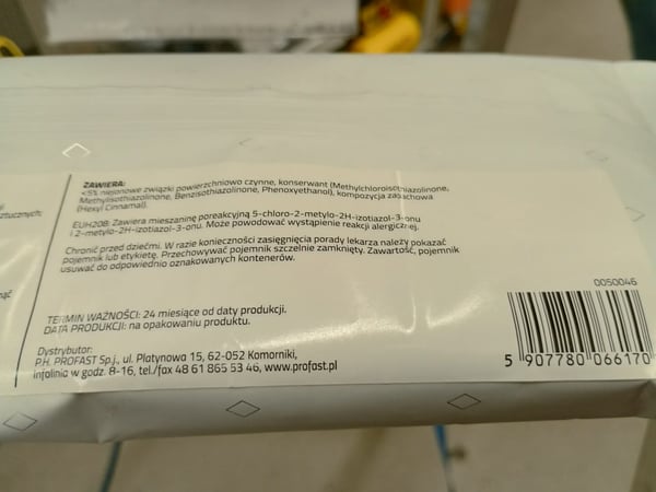 UV-puhdistuspyyhkeet auton kojelaudan muoville