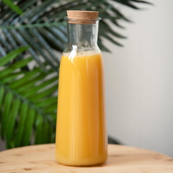 Lasinen kannu korkilla 1 l limonadimehulle