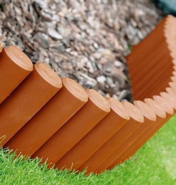 Muovinen puutarhapaalisadi terrakottareunuksella 25x15 cm nurmikko 2,35 m