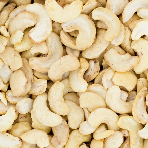 Halvade cashewpähkinät 1 kg
