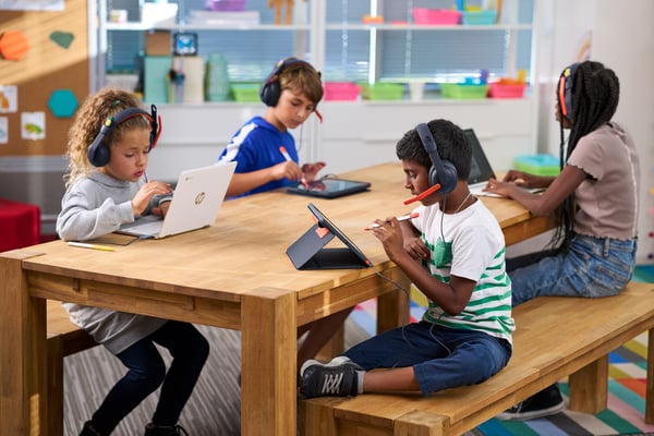 Logitech Zone Learn Over-Ear -trådbundna hörlurar med mikrofon, USB-C