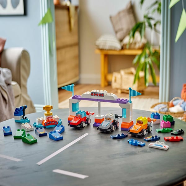 LEGO DUPLO By 10445 – F1-holdets racerbiler og chauffører