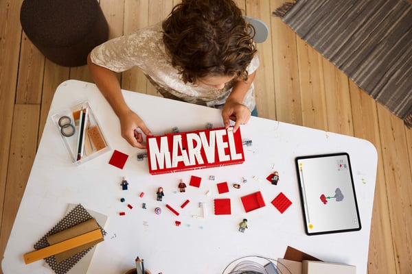 LEGO Superhelte Marvel 76313 – MARVEL-logo og minifigurer