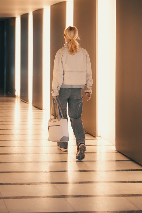 Targus Avila 16" Tote bärbar datorväska, ljus beige