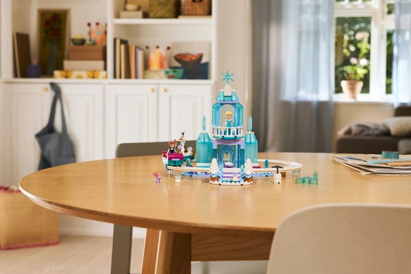LEGO Disney Princess 43281 Elsas ispalats och snöiga slädfärd