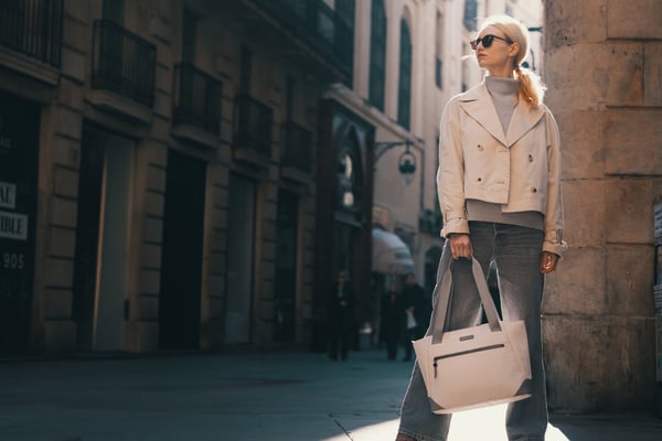 Targus Avila 16" Tote bärbar datorväska, ljus beige