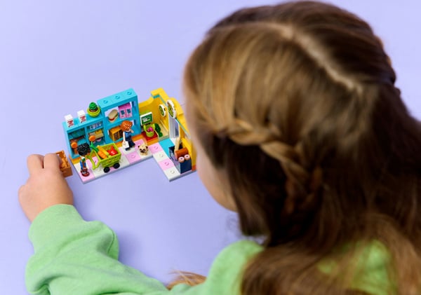 LEGO Friends 42680 Heartlake Citys närbutik