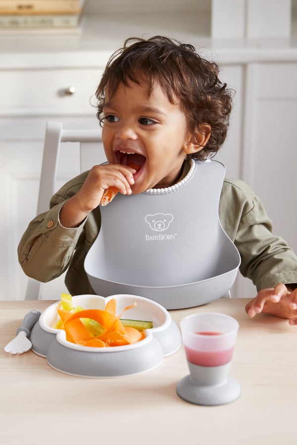 BabyBjörn Baby Bib - spisesmæk, 2 stk, Grå / Pudderrosa