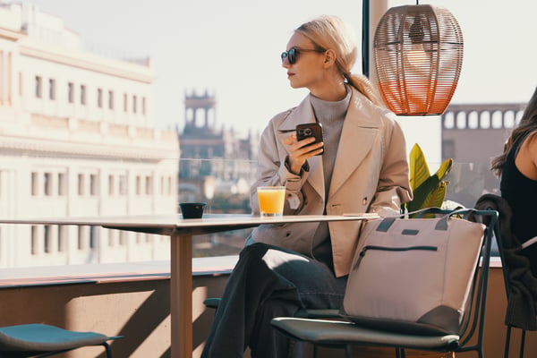 Targus Avila 16" Tote bärbar datorväska, ljus beige