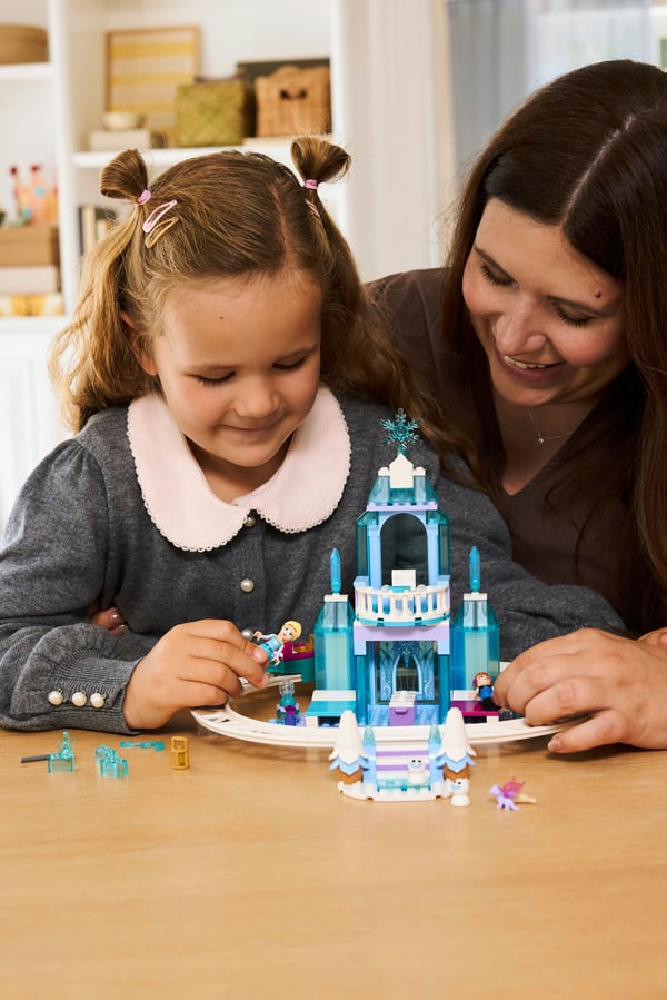 LEGO Disney Princess 43281 Elsas ispalats och snöiga slädfärd