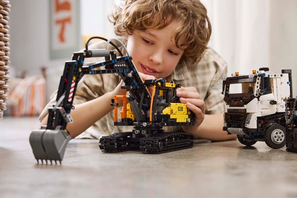 LEGO Technic Volvo FMX lastbil & EC230 elgrävmaskin 42175
