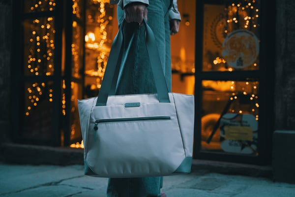 Targus Avila 16" Tote bärbar datorväska, ljus beige