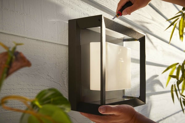 Philips Hue Econic Outdoor-smartvägg-/taklampa, svart, platt, fyrkantig, 26 cm, 1150 lm