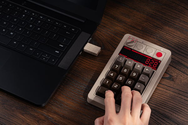 8BitDo Retro Mekaniskt Numpad – C64 Edition, Windows / Android