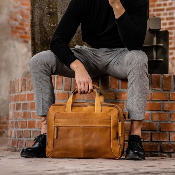 The Chesterfield Brand Ryan -datorväska för bärbar dator på 17 tum, konjak