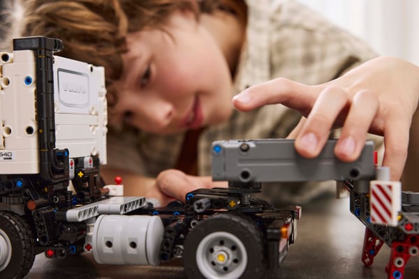 LEGO Technic Volvo FMX lastbil & EC230 elgrävmaskin 42175