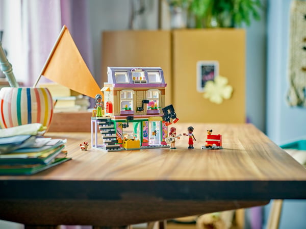 LEGO Friends 42653 - Musikaffär och bostad