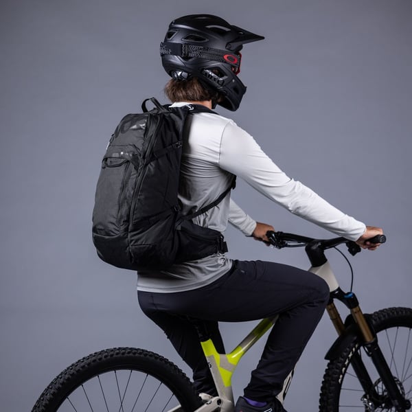 Evoc TRAIL PRO BLACKLINE 16 ryggsäck, S/M