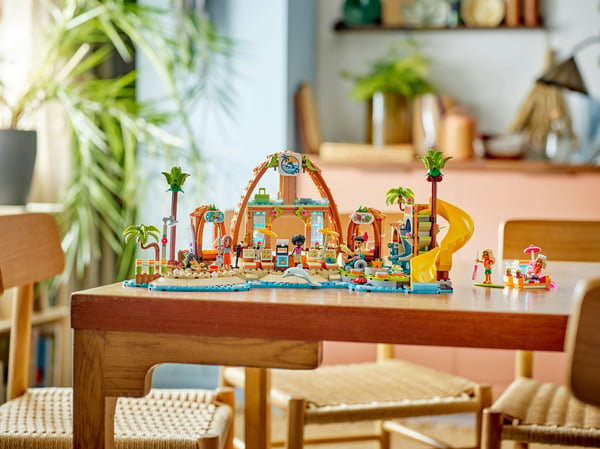 LEGO Friends 42673 - Hela familjens semesterort vid havet