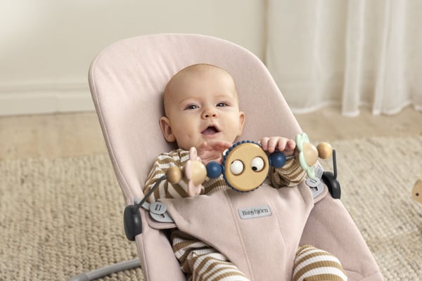 BabyBjörn Googly Eyes -leksak till sittern, pastell