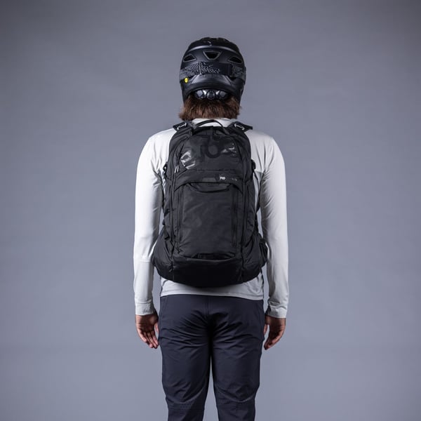 Evoc TRAIL PRO BLACKLINE 16 ryggsäck, S/M