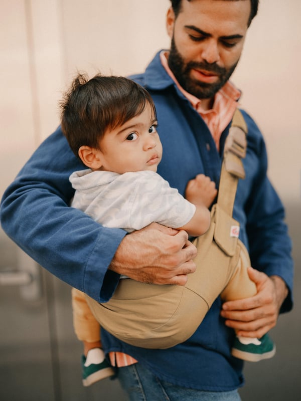 Ergobaby Upsie Sling Carrier bärsele, brun