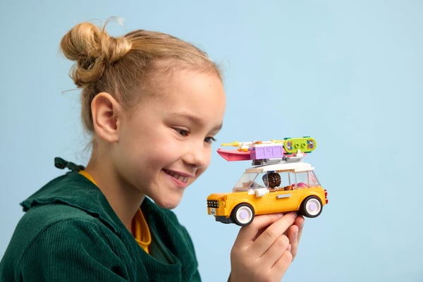LEGO Friends 42659 - Välutrustad resa bil för vänner