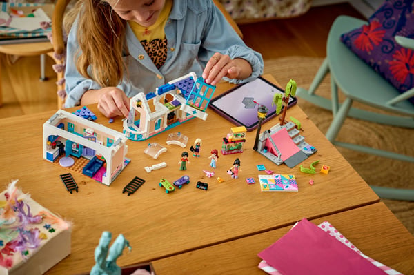 LEGO Friends 42687 Lians familjs hus