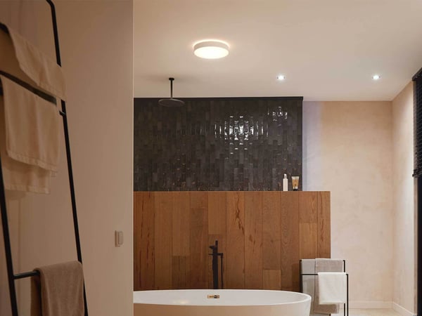Philips Hue Devere white ambiance -smart taklampa, M-storlek, IP44, vit