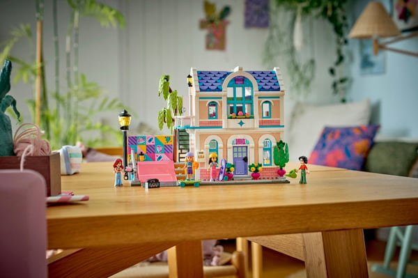 LEGO Friends 42687 Lians familjs hus