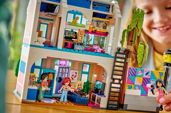 LEGO Friends 42687 Lians familjs hus