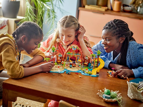 LEGO Friends 42673 - Hela familjens semesterort vid havet
