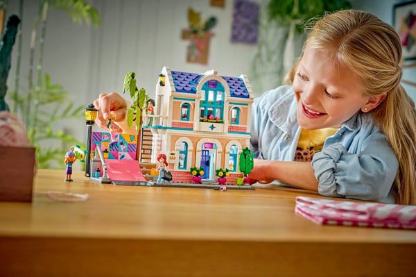 LEGO Friends 42687 Lians familjs hus