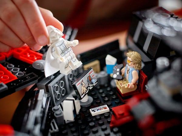 LEGO® Star Wars™ The Dark Falcon Bygbar legetøjsfartøj 75389