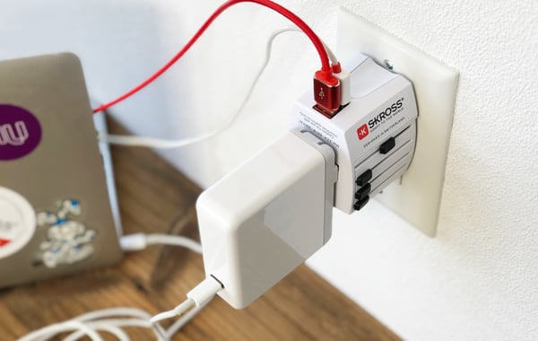 SKROSS MUV USB 2xA -resedelsadapter med två USB-portar