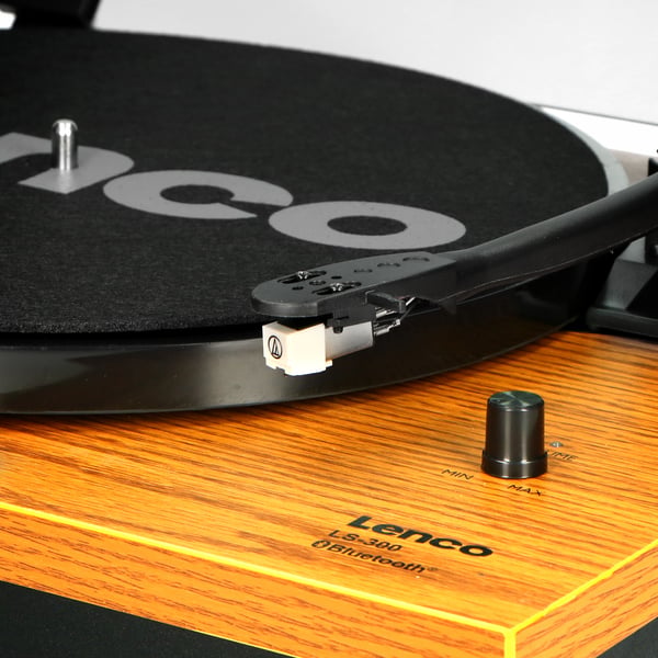 Lenco LS-300 -vinylskivspelare och högtalare, träfärgad