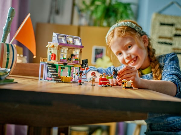 LEGO Friends 42653 - Musikaffär och bostad