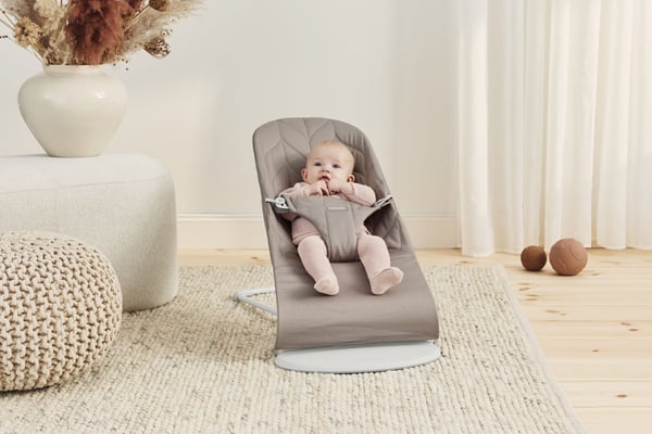 BabyBjörn Bliss Woven skråstol, sandgrå, bladmønstret