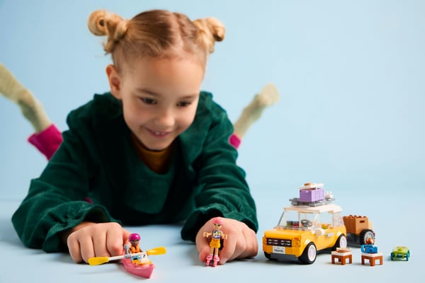 LEGO Friends 42659 - Välutrustad resa bil för vänner