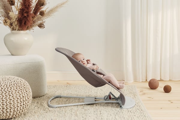 BabyBjörn Bliss Woven skråstol, sandgrå, bladmønstret