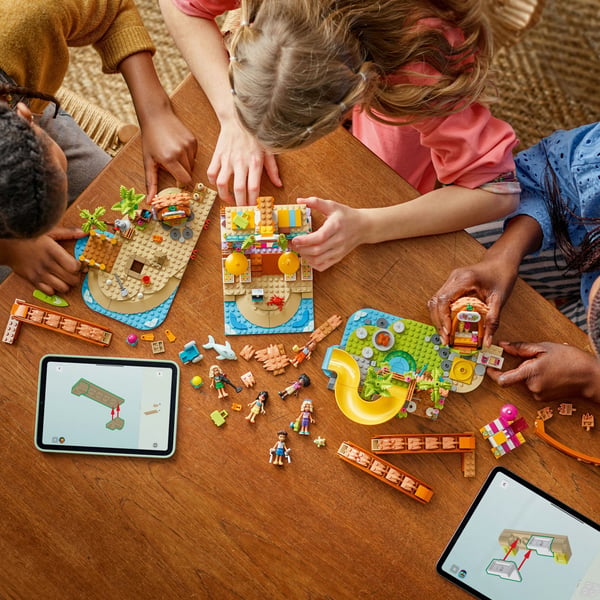 LEGO Friends 42673 - Hela familjens semesterort vid havet