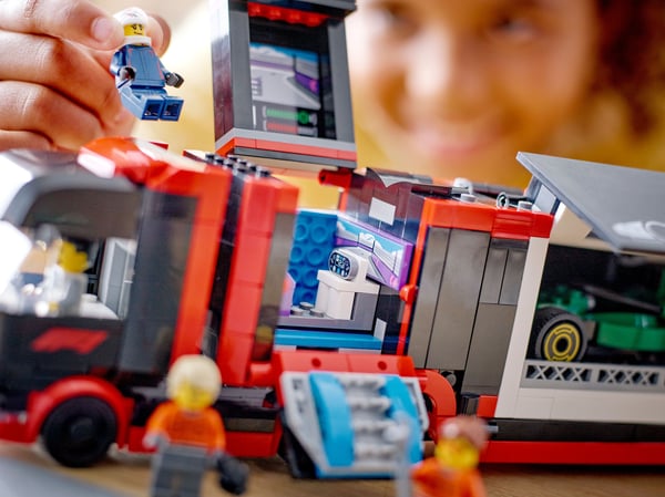 LEGO City 60445 – F1-lastbil og F1-biler RB20 og AMR24