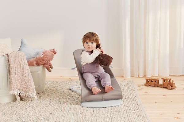 BabyBjörn Bliss Woven skråstol, sandgrå, bladmønstret